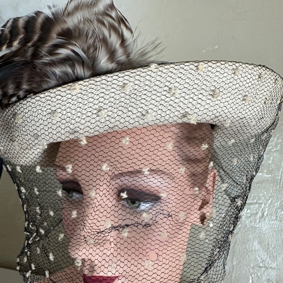 EYE-CATCHING 1940\'S BEIGE FELT/OFF WHITE FABRIC FEDORA + FEATHERS + DOTTED VEIL main image 4
